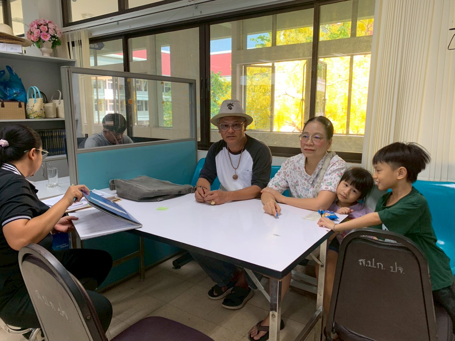 title - วันที่ 26 มีนาคม 2569 นายวิทูล ประดิษฐบุญ ปฏิรูปที่ดินจังหวัดปราจีนบุรี  พร้อมด้วย นายภูมินทร์ โพธิ์ชูชัชวาล ผู้จัดการธนาคารเพื่อการเกษตรและสหกรณ์การเกษตร(ธ.ก.ส.) สาขาวังท่าช้าง  ได้มาตรวจเยี่ยมช่วยอำนวยความสะดวกแก่เกษตรกรที่เข้ามาใช้บริการ ณ สำนักงานการปฏิรูปที่ดินจังหวัดปราจีนบุรี ชั้น 3 ศาลากลางจังหวัดปราจีนบุรี